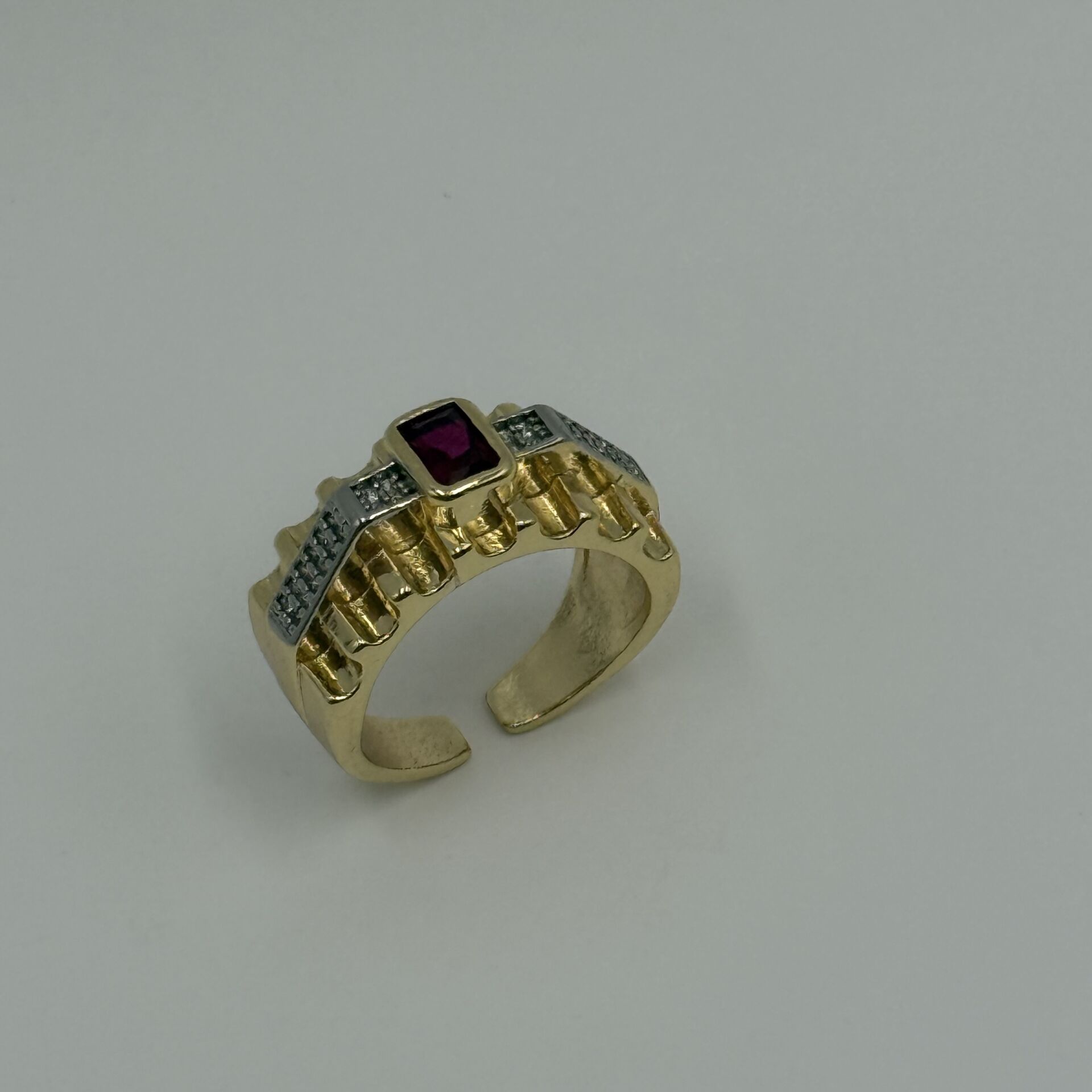 Helena Kırmızı Taşlı Gold Yüzük