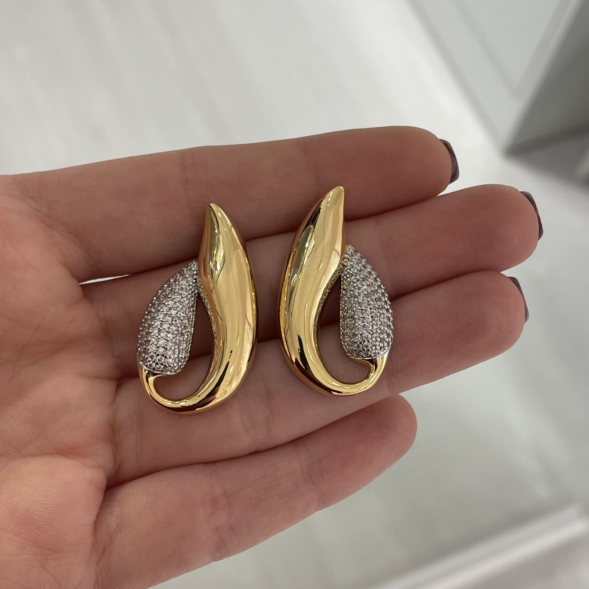 Marina taşlı küpe