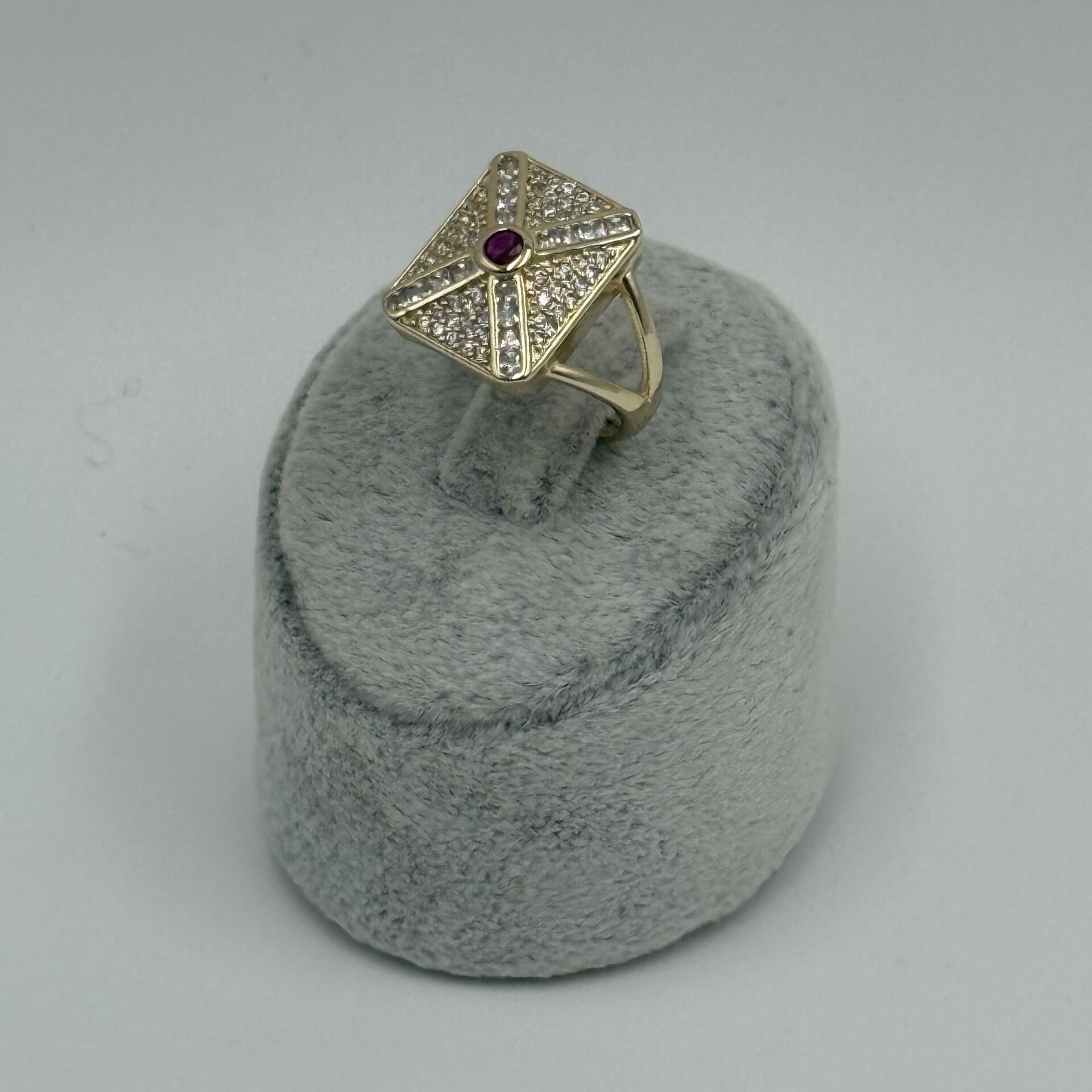 Fiona Bordo Taşlı Kare Gold Yüzük