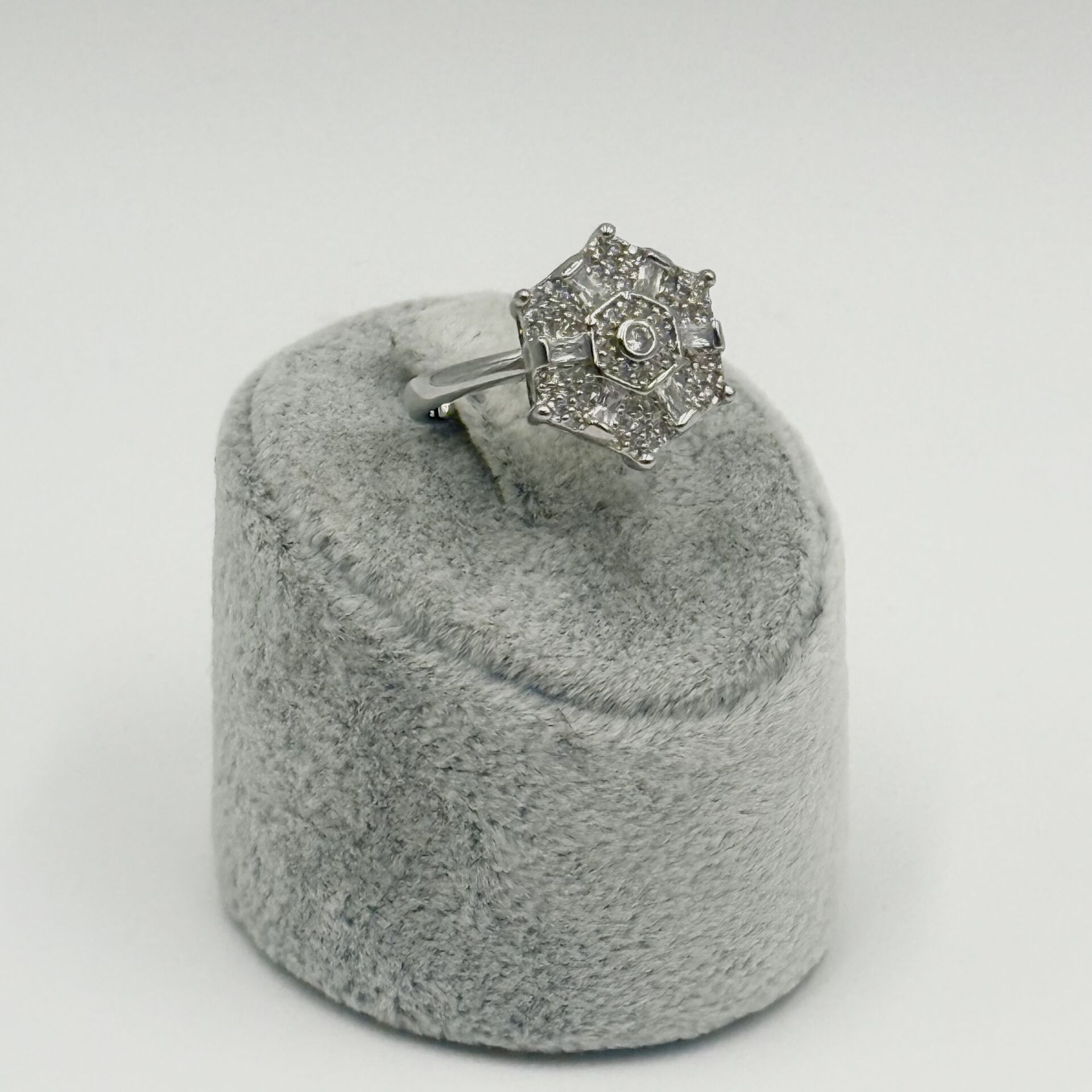 İsabel Gümüş Rengi Çiçek Model Taşlı Yüzük