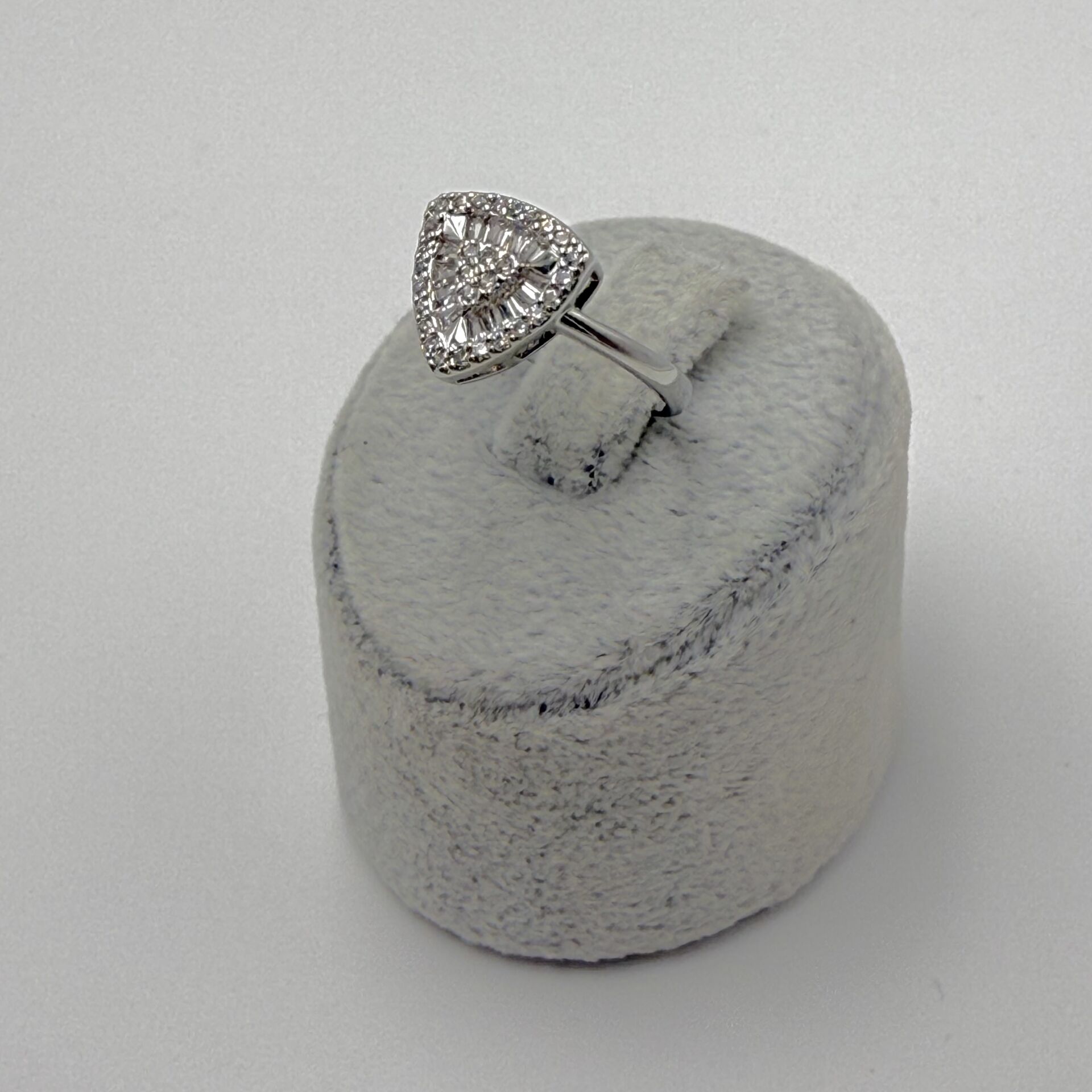 Nicole Beyaz Taşlı Üçgen Yüzük