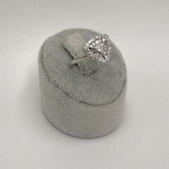 Nicole Beyaz Taşlı Üçgen Yüzük