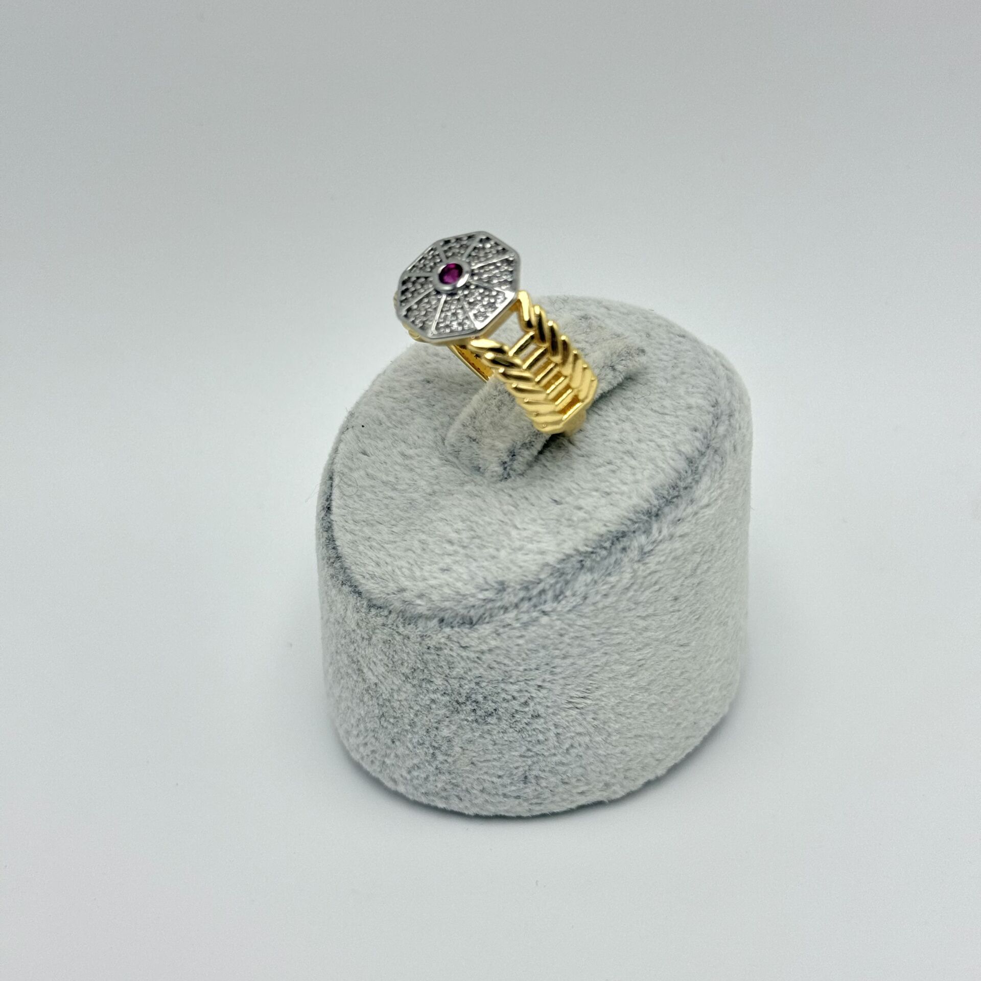 Camelia Pembe Taşlı Gold Yüzük