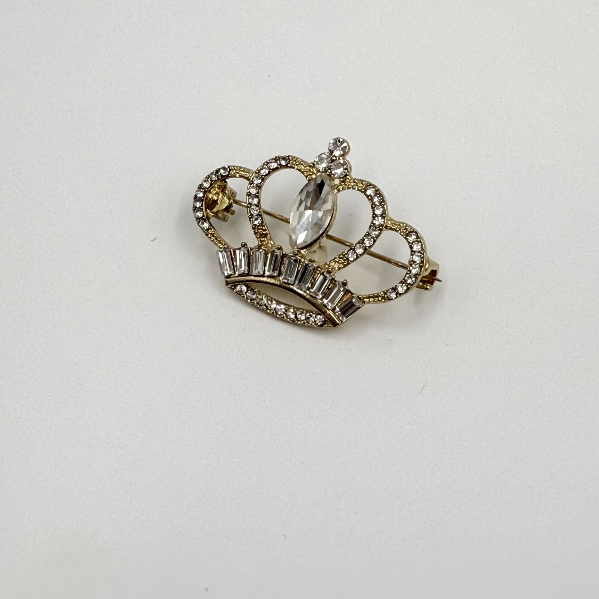 Taç Desenli Gold Broş