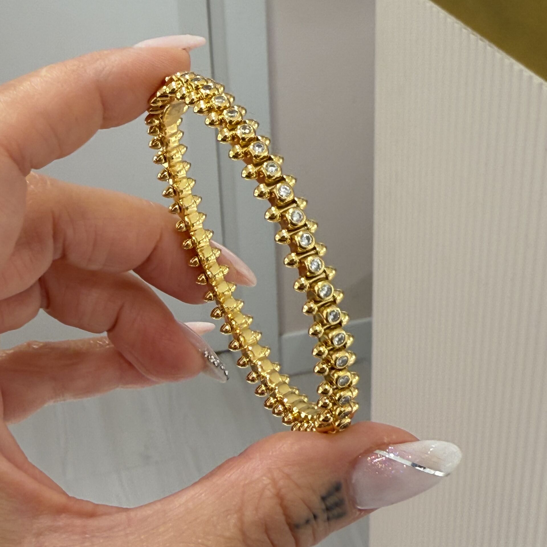 Cartie Clus Taşlı Gold Kelepçe Bileklik