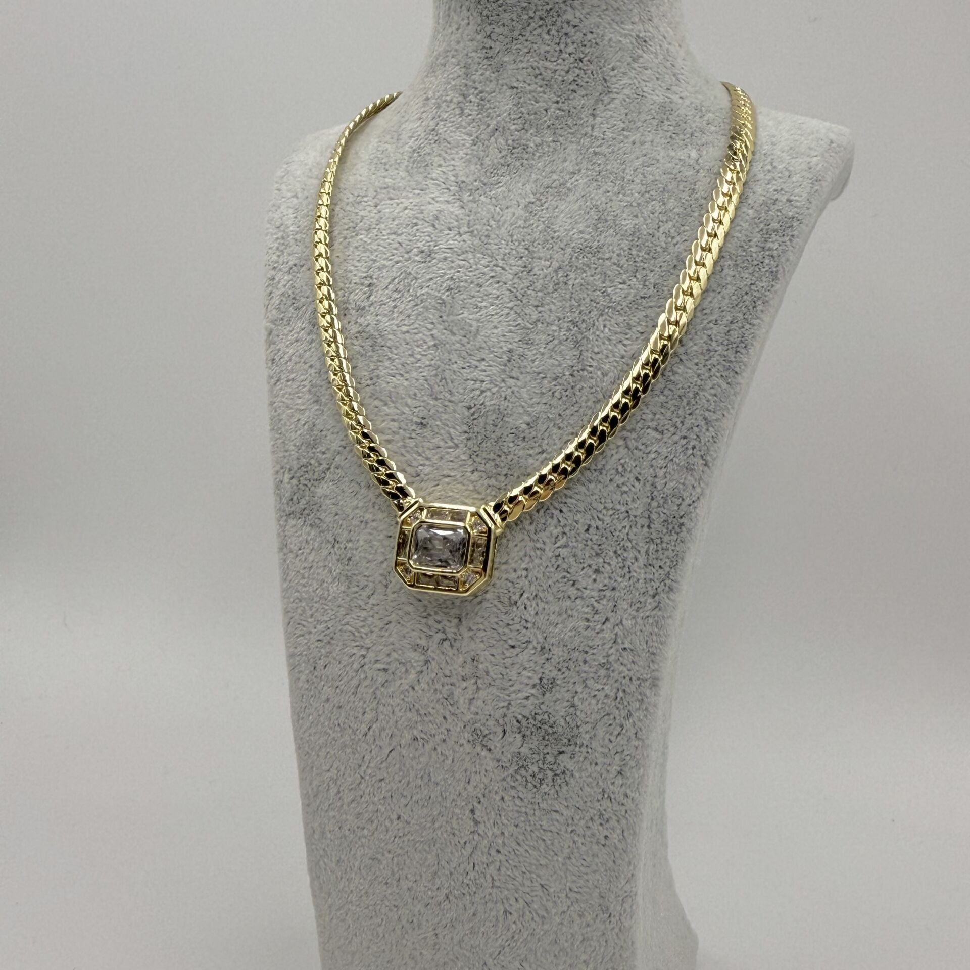 Emilia Hasır Gold Kolye