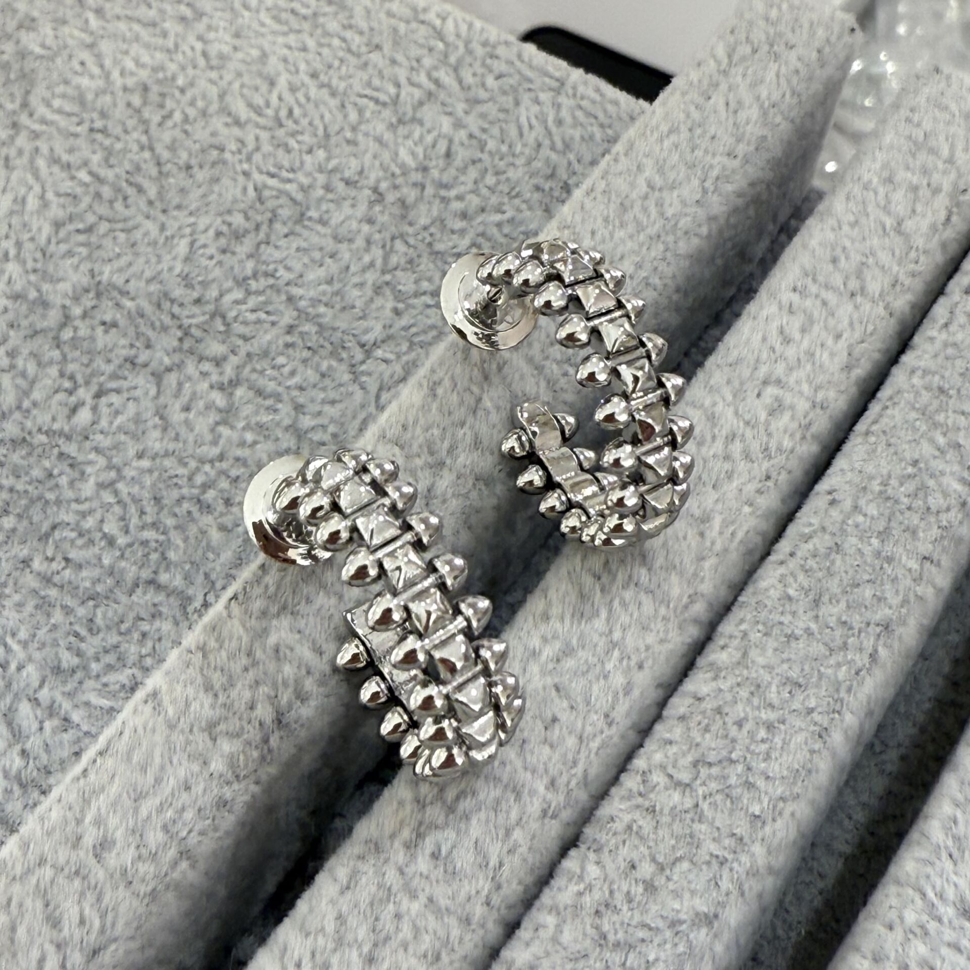 Cartie Clus Tek  Sıra Taşlı Gümüş Rengi Küpe