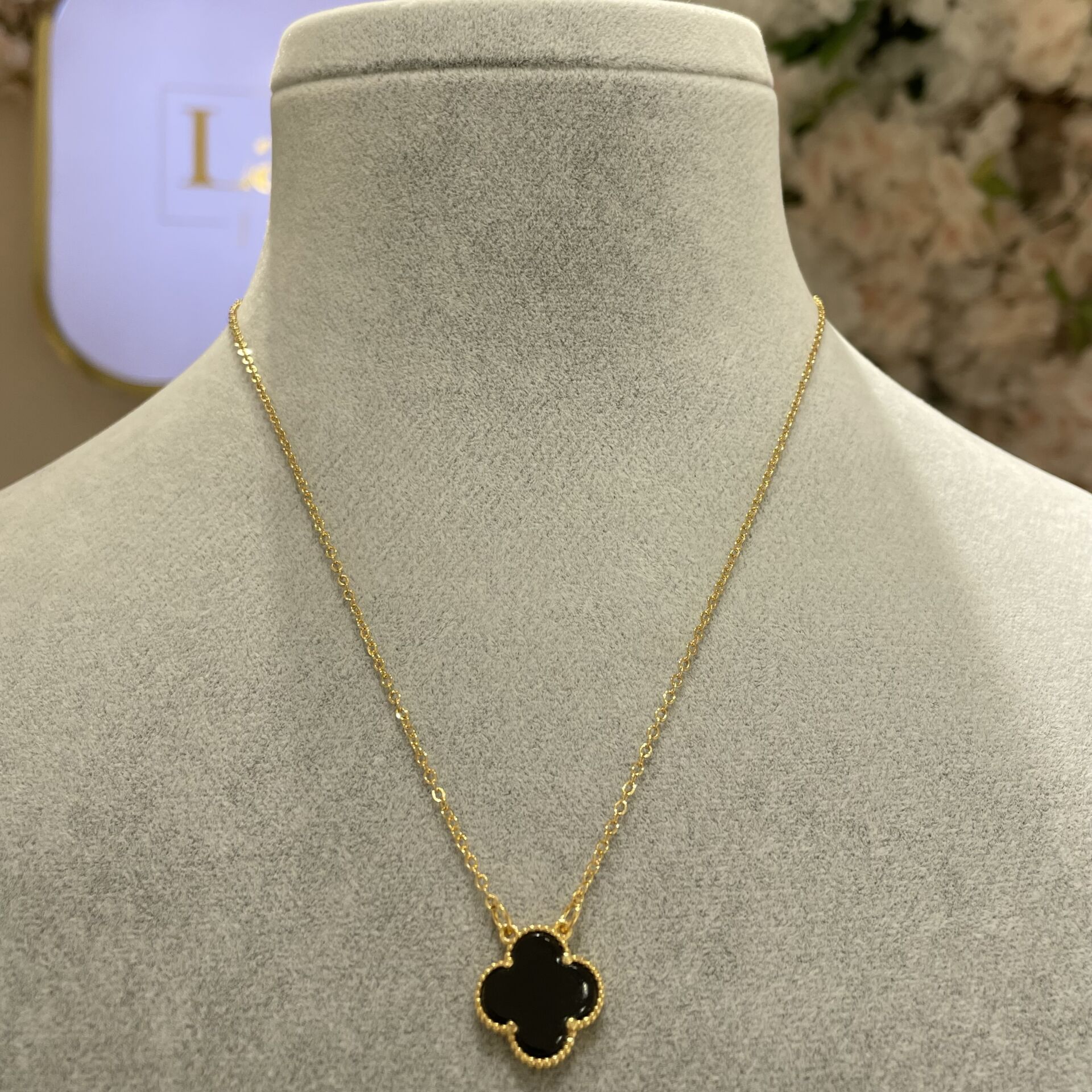 Yonca siyah kolye gold