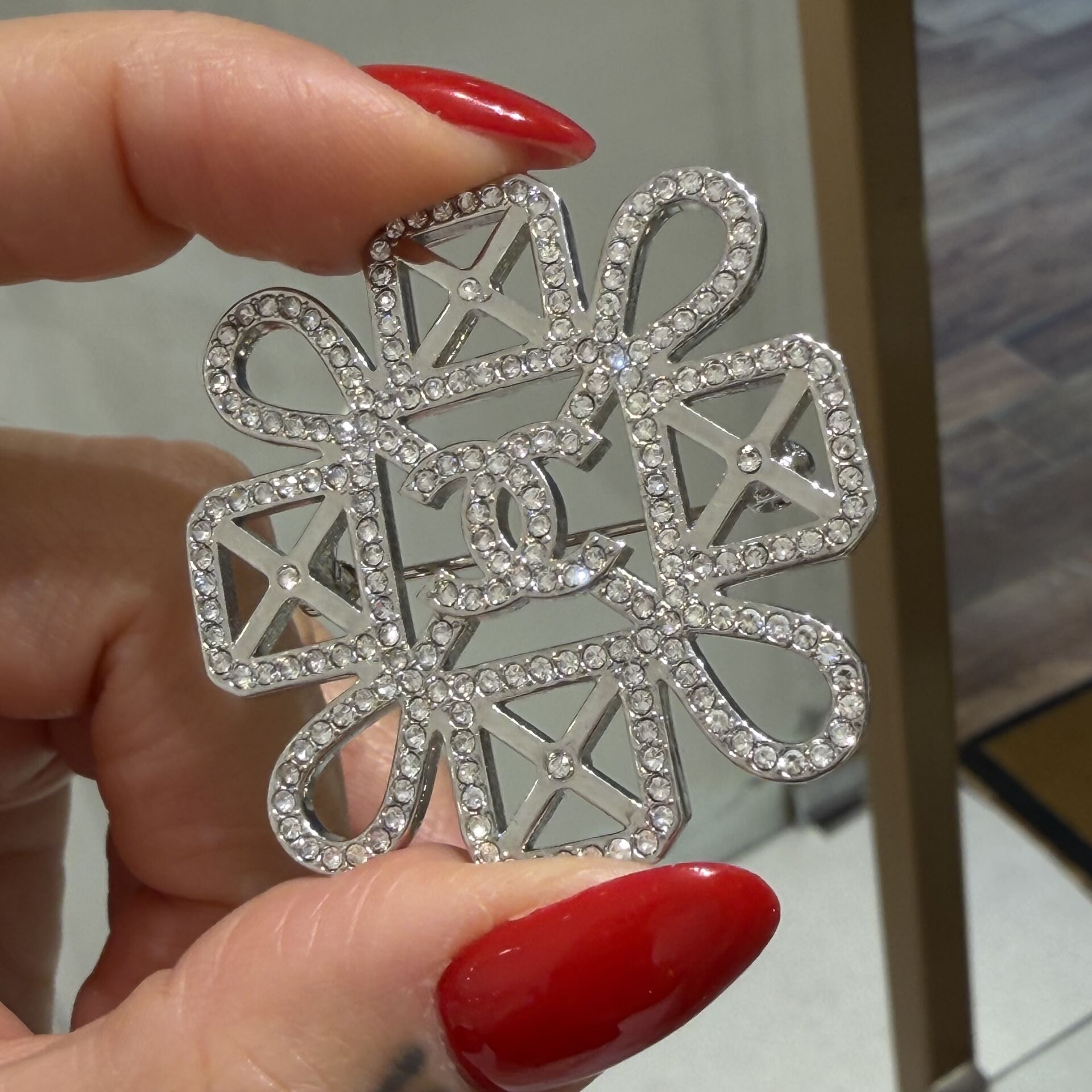 Chanel Taşlı Broş