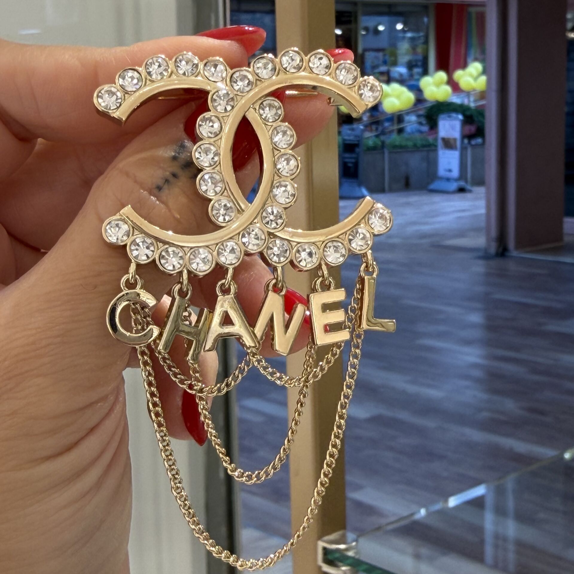 Chanel Sallantılı Broş