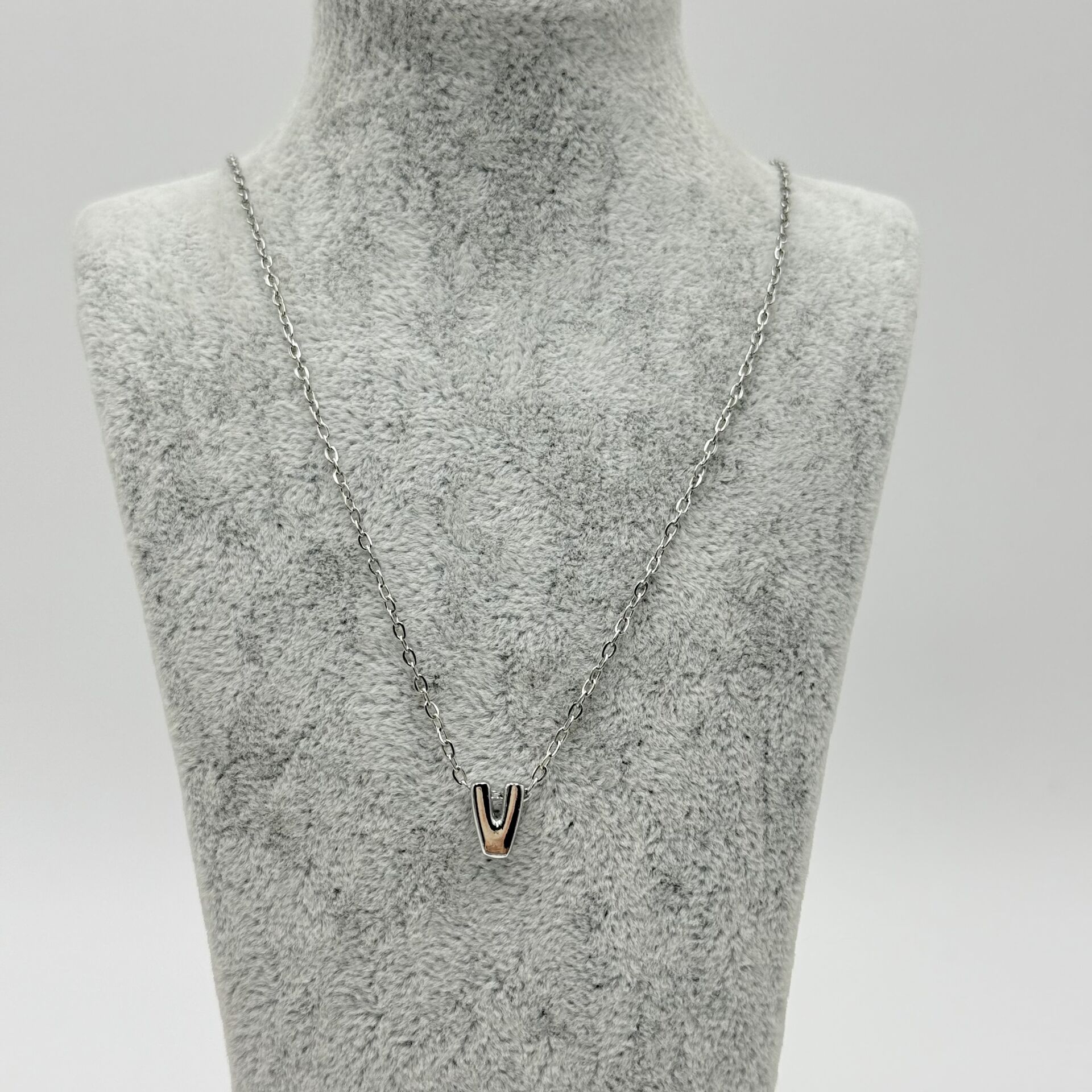 V Harfli Mini Boy Kolye