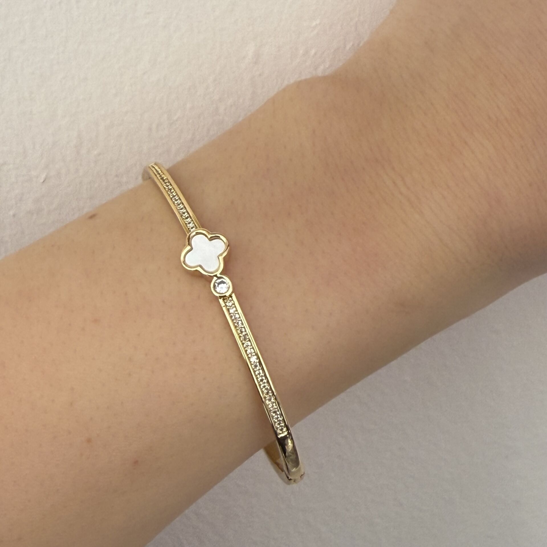 Beyaz Yonca Kelepçe Bileklik