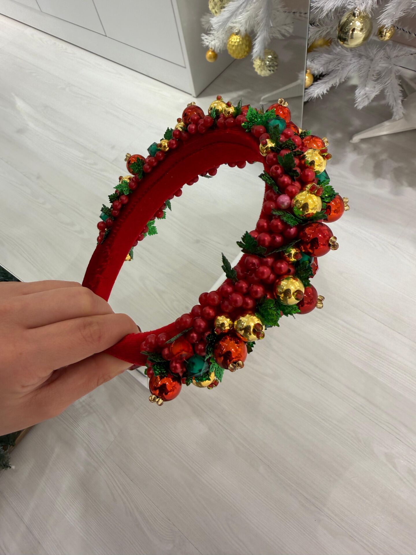 Süslemeli Yılbaşı Taçı(Kırmızı Kadife Üzerine)