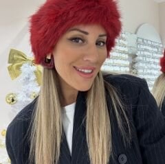 KırmıI peluş şapka