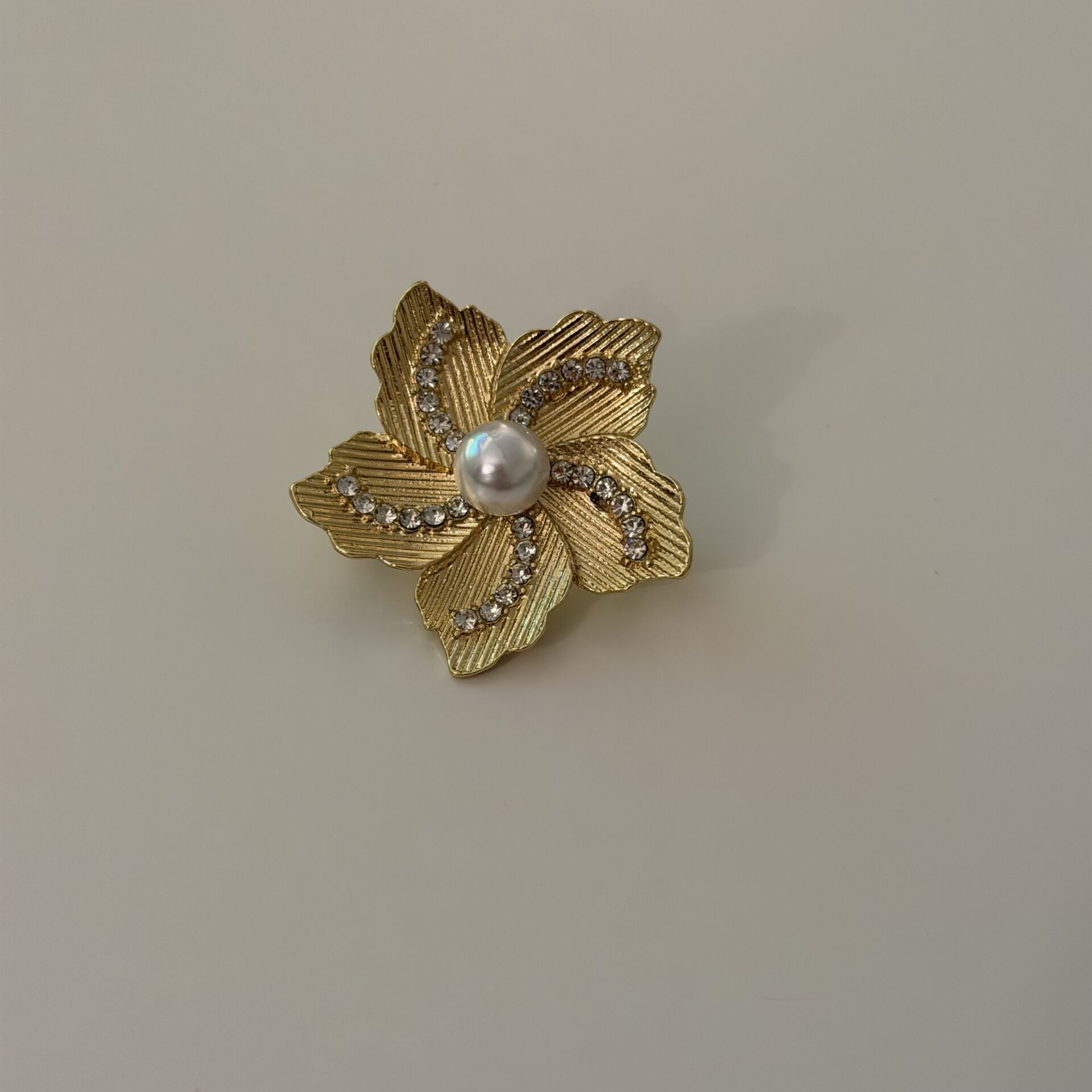 İncili ve Taşlı Gold Yaprak Broş