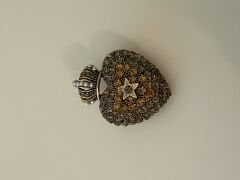 Yıldız detaylı Kalp Broş