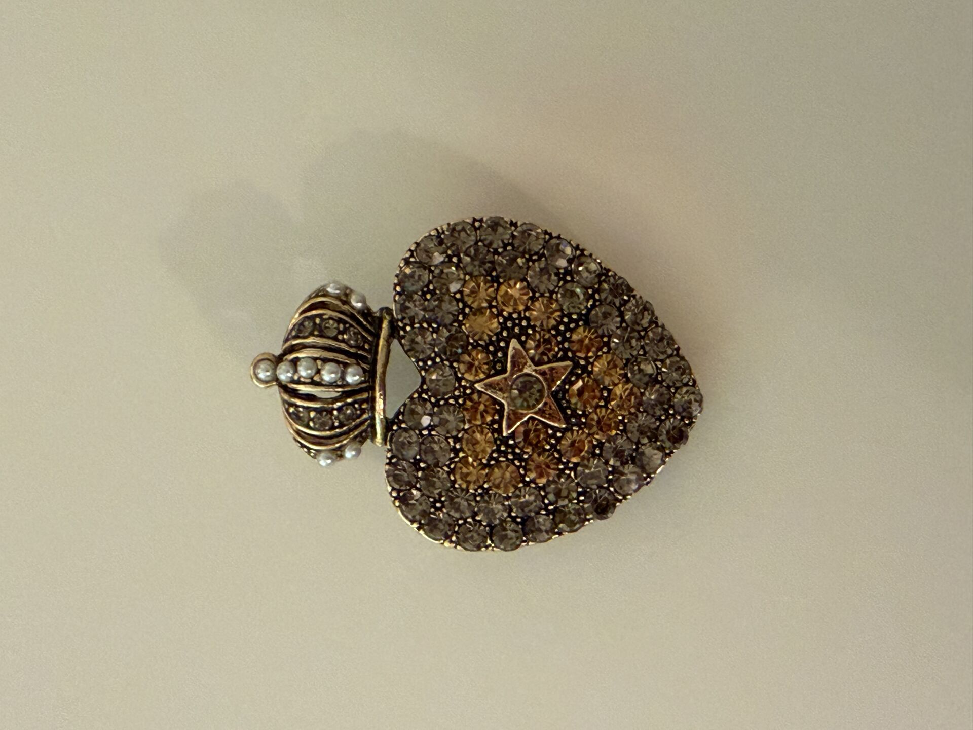 Yıldız detaylı Kalp Broş