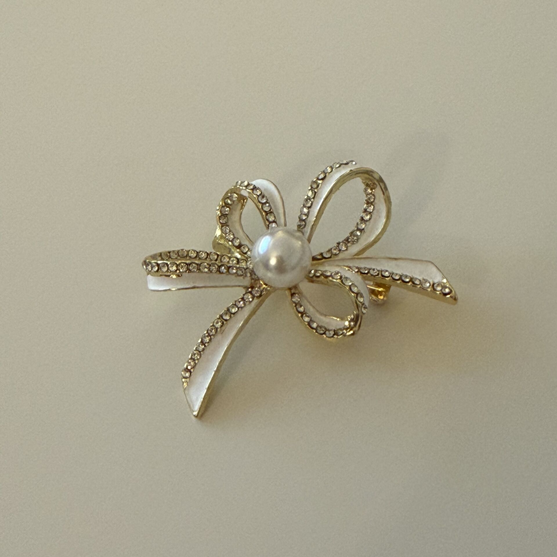 İncili beyaz Kurdele Broş