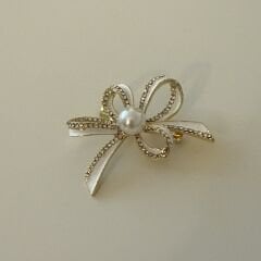 İncili beyaz Kurdele Broş