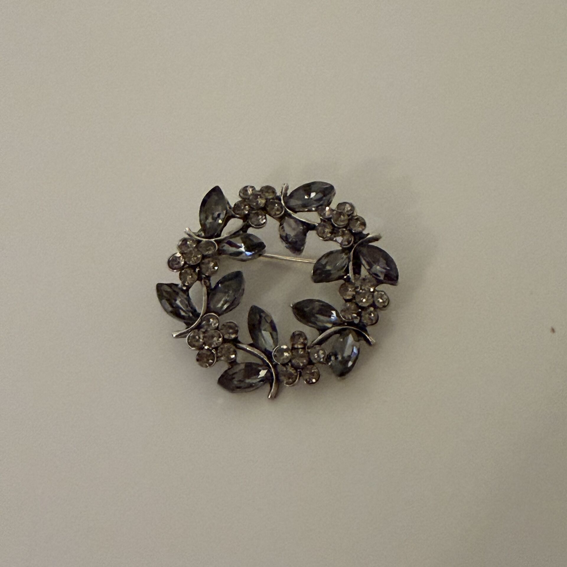 Yaprak Desenli Broş