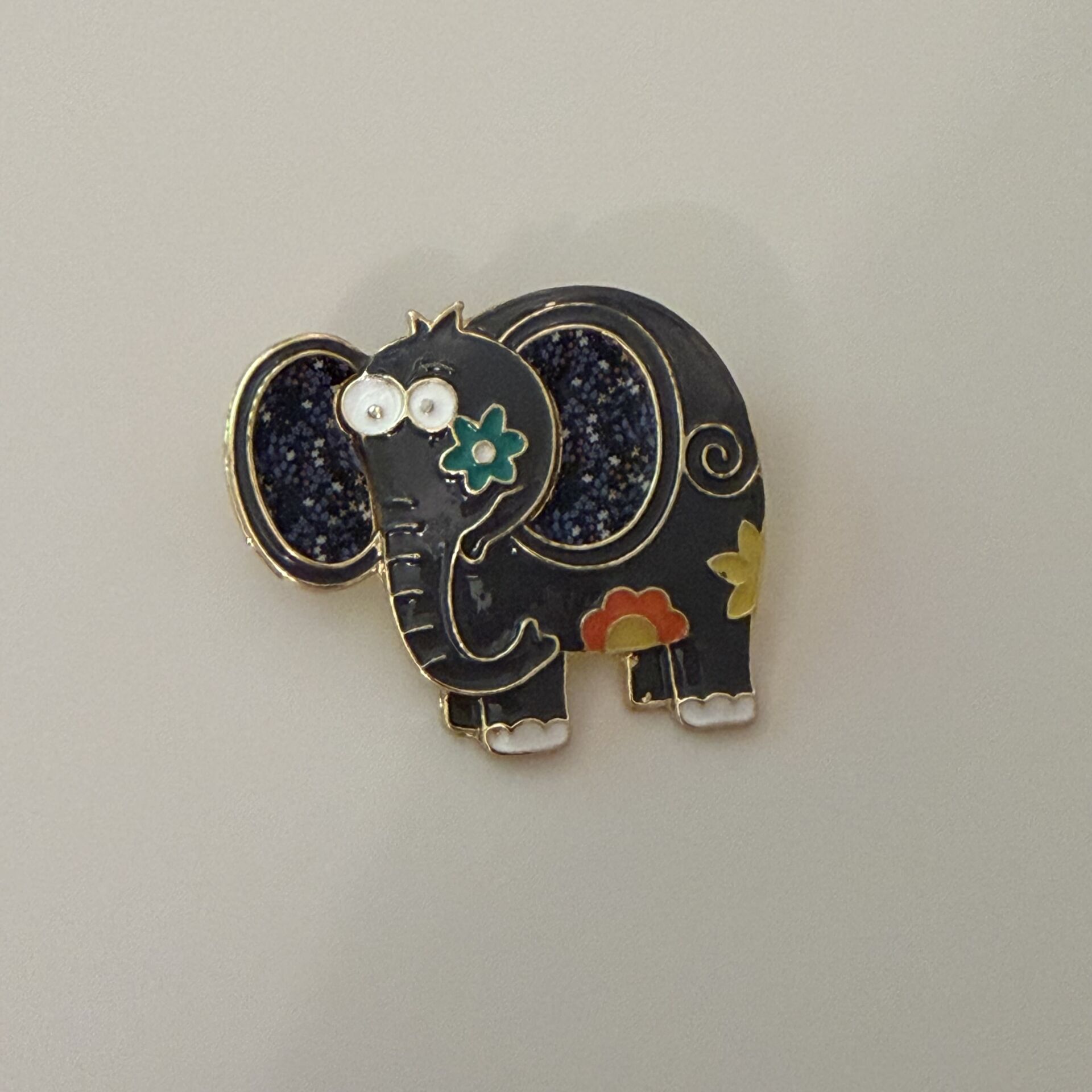 Çiçek motifli Siyah Fil