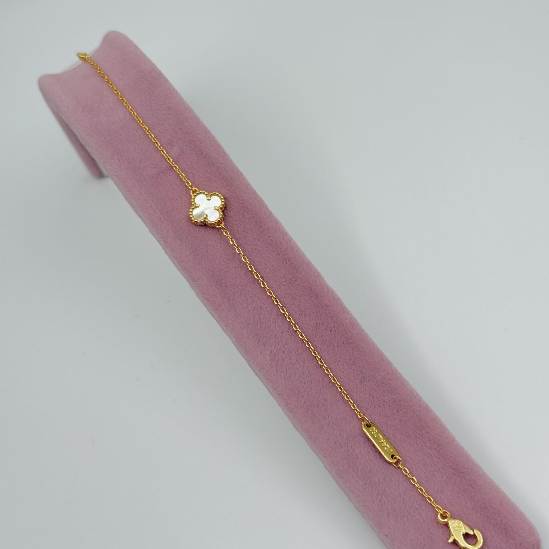 Yonca tekli küçük boy bileklik Gold&Beyaz