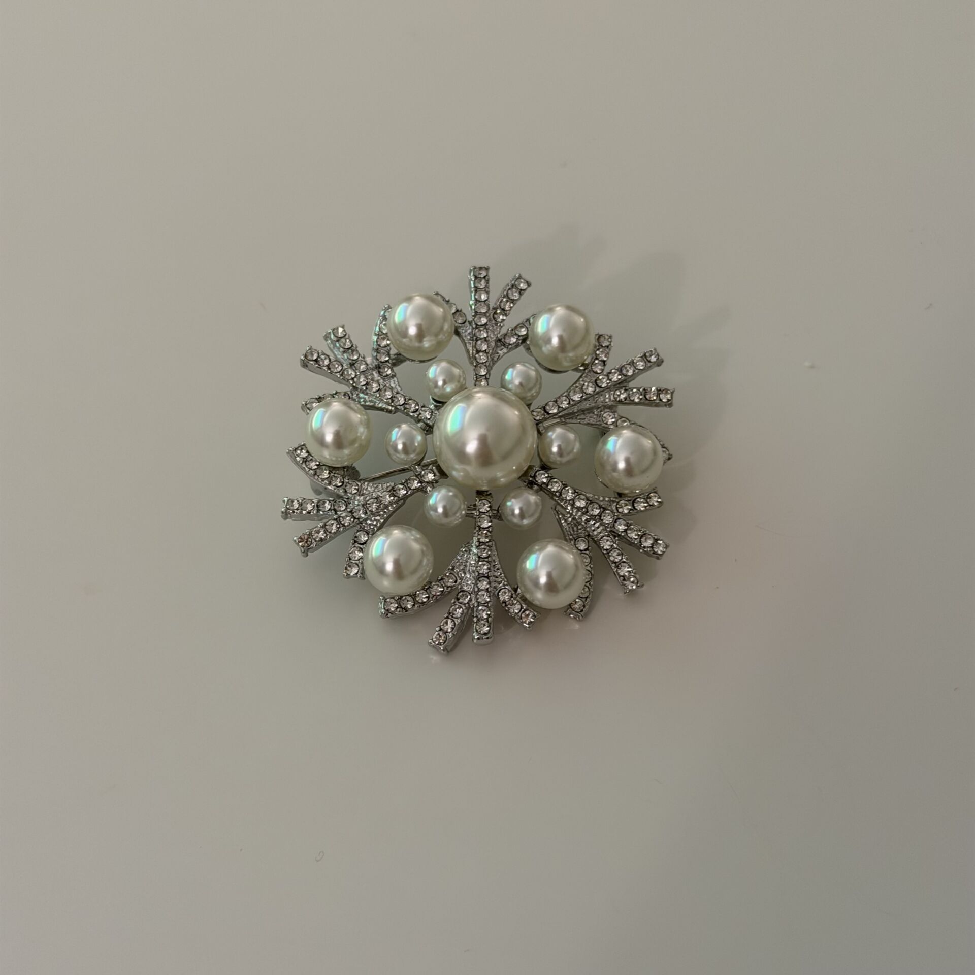 İncili Taşlı Kar Tanesi Broş