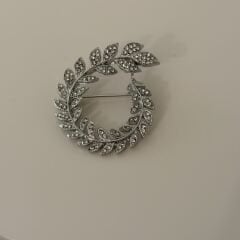 Yaprak şeklinde taşlı Broş