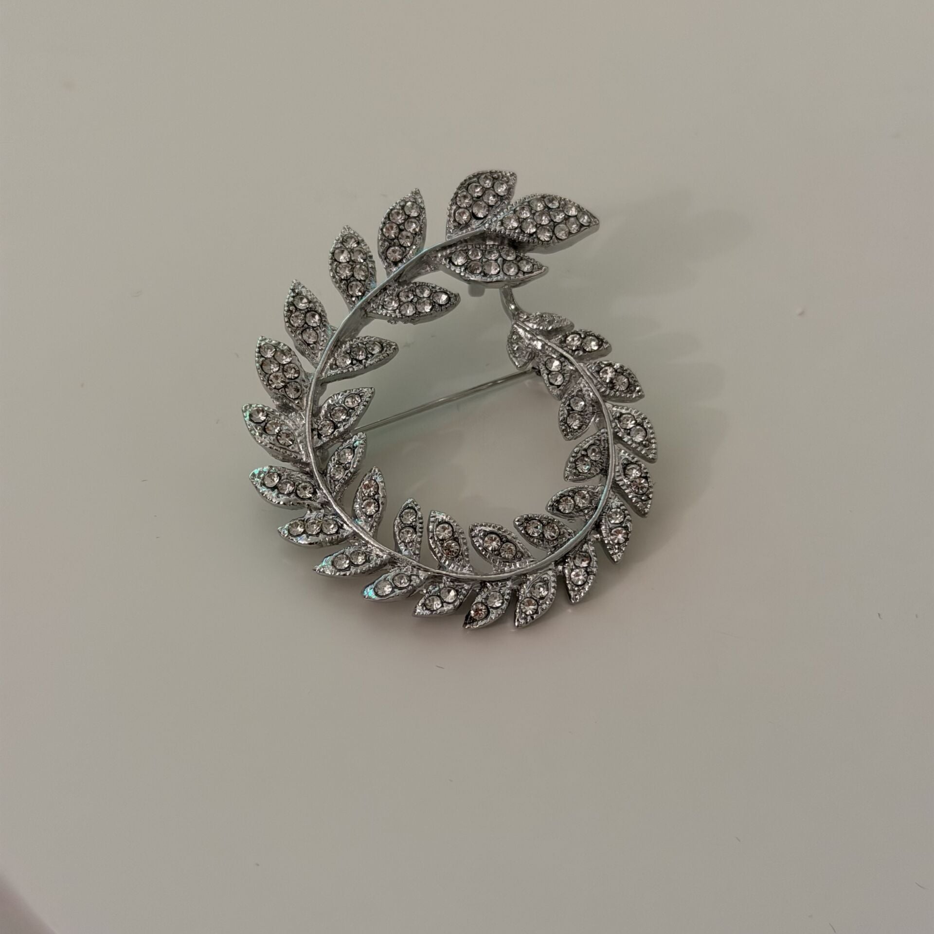 Yaprak şeklinde taşlı Broş