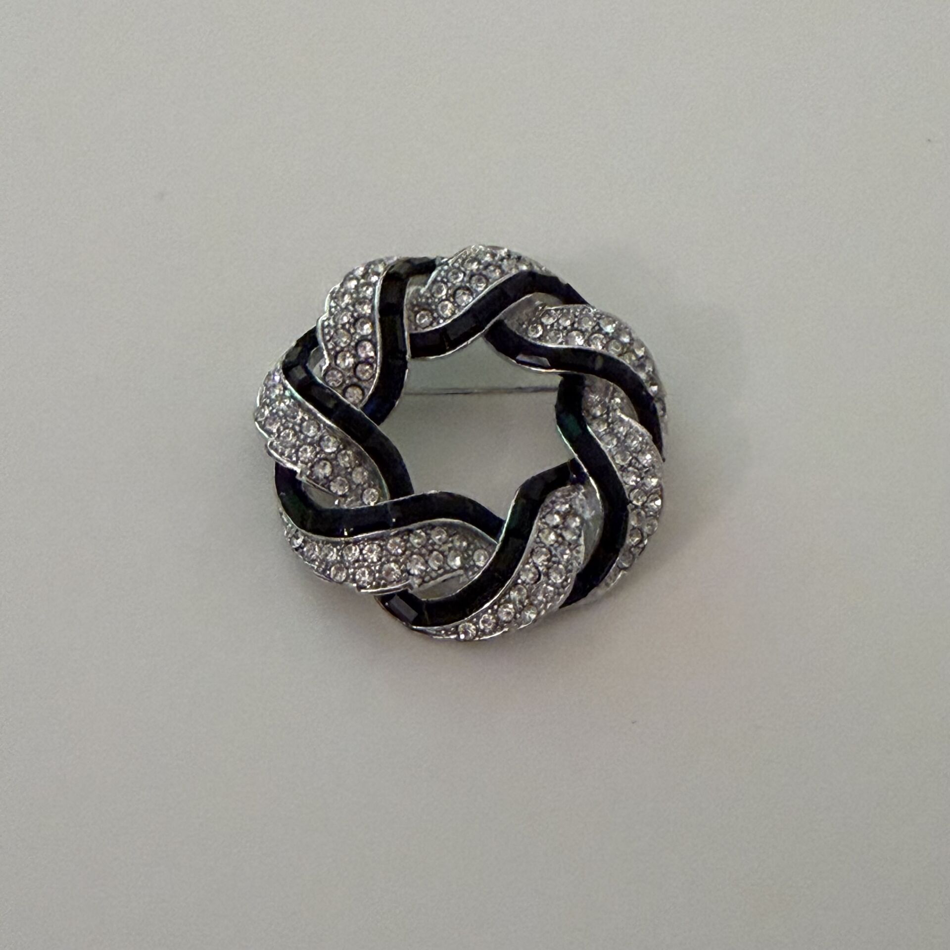 Yuvarlak siyahlı ve taşlı Broş