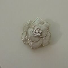 Beyaz çiçek Broş