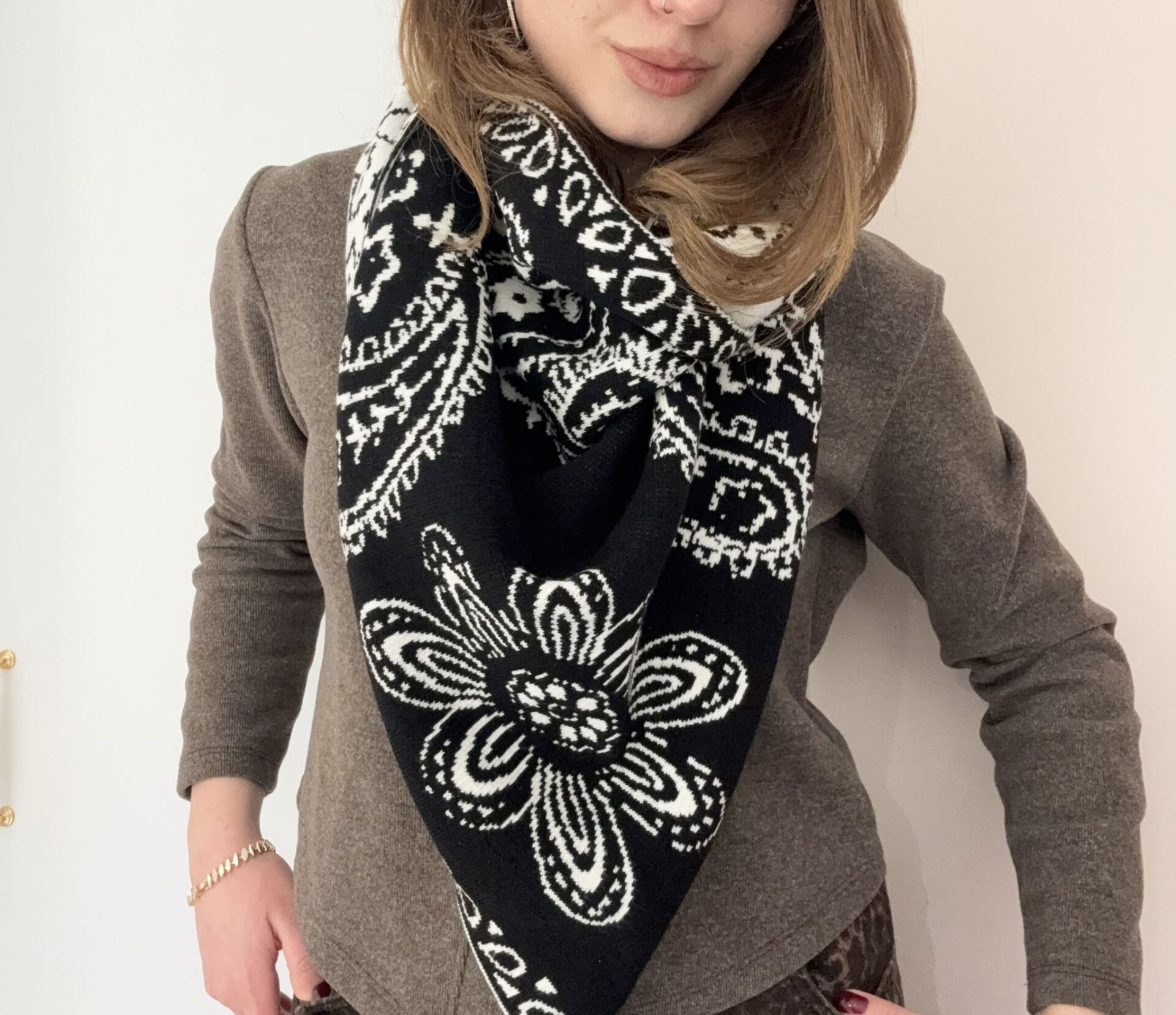 Siyah Beyaz Çift Taraflı Bohem Üçgen Şal