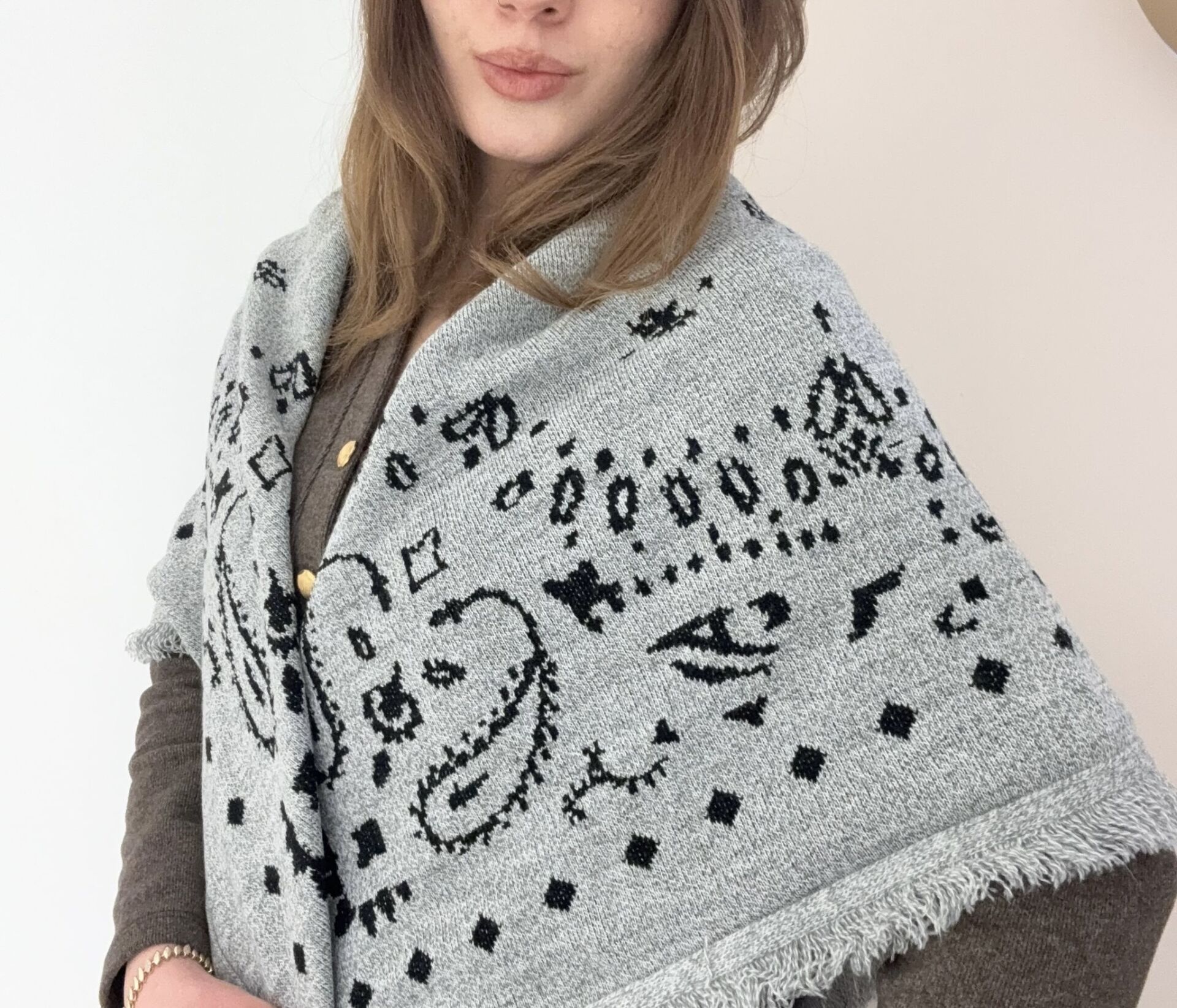 Gri Siyah Desenli Püsküllü Şal