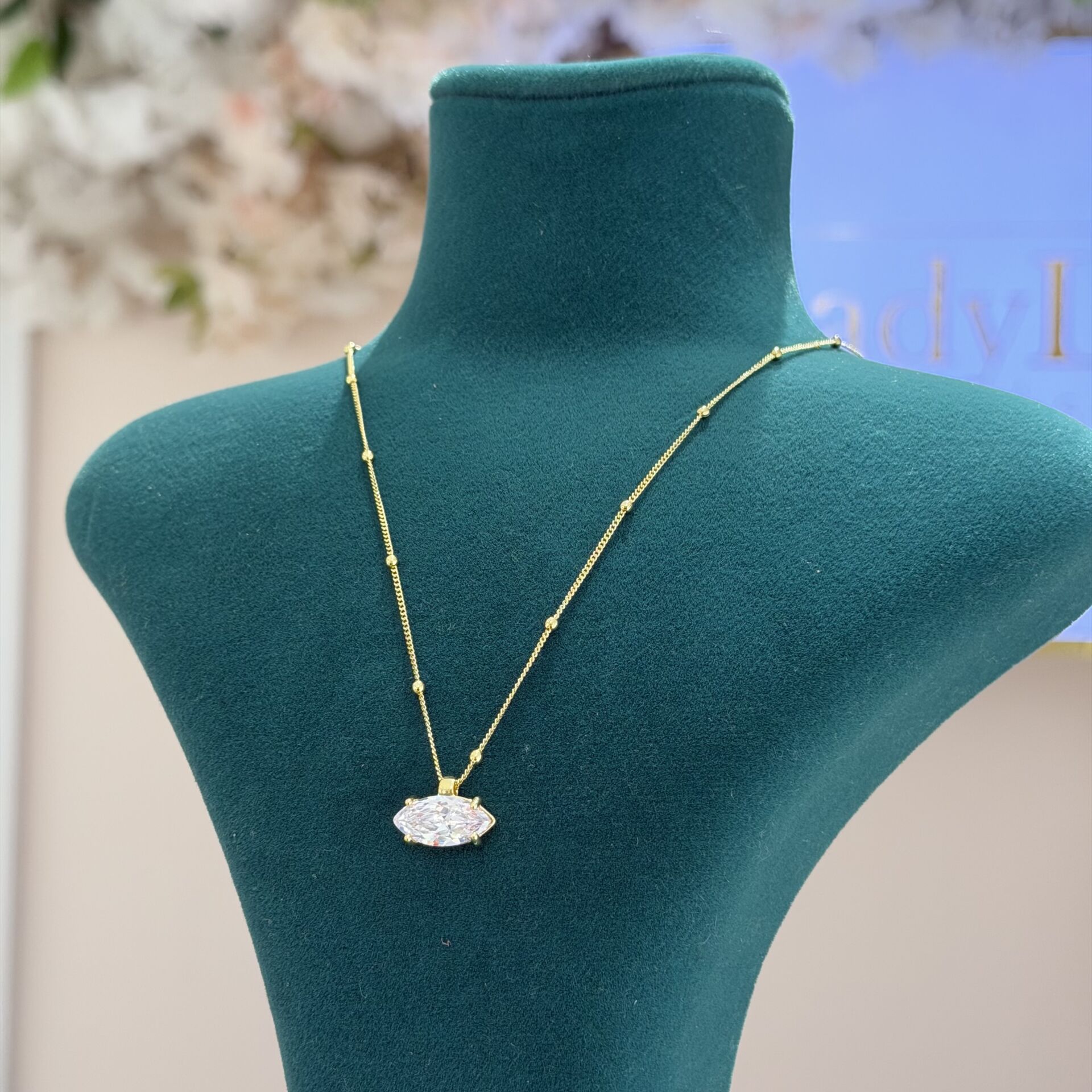 Markiz Kesim Topçuk Detaylı Gold Rengi Taşlı Kolye