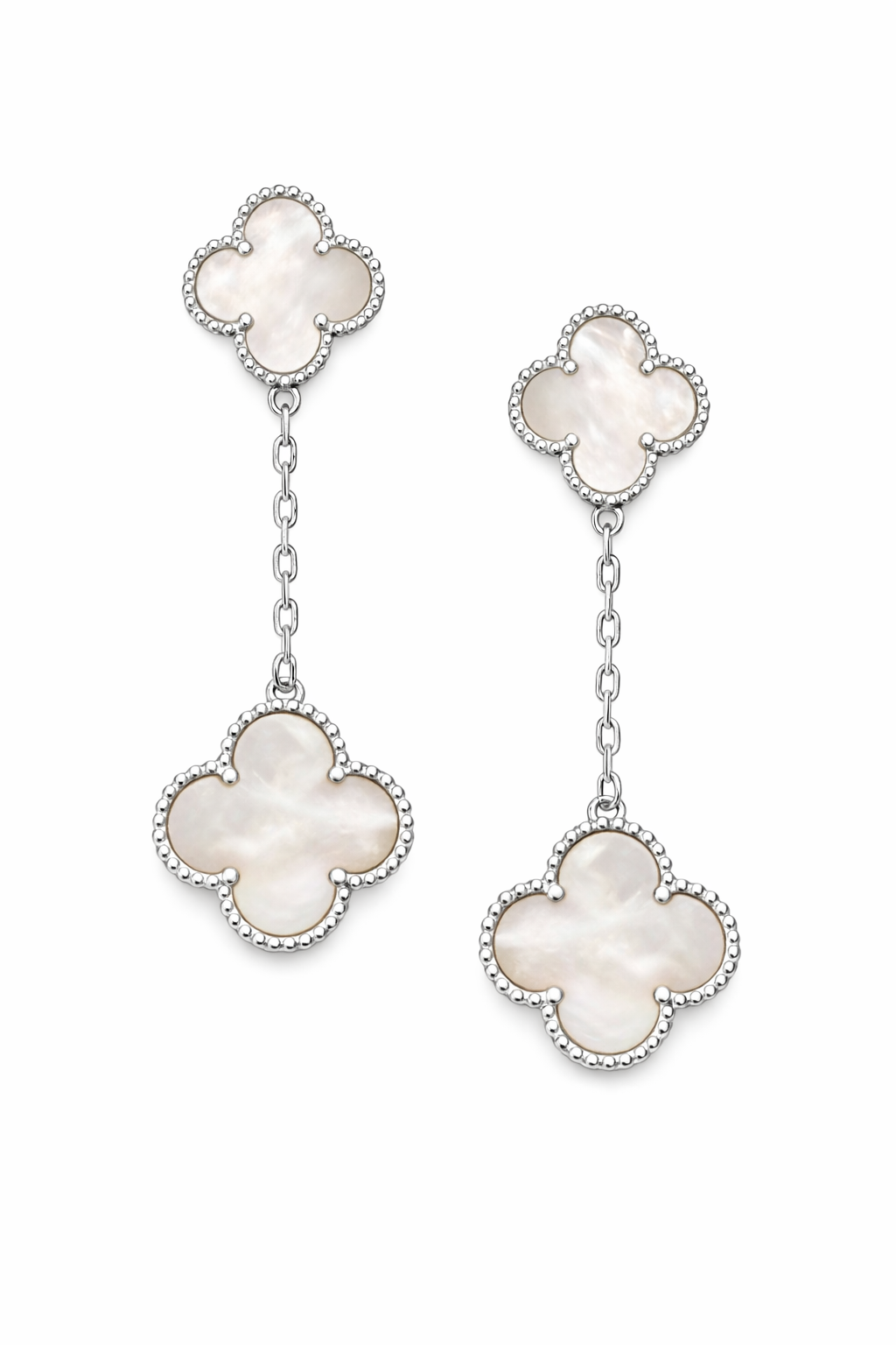 2 yoncalı beyaz sedefli gümüş rengi küpe