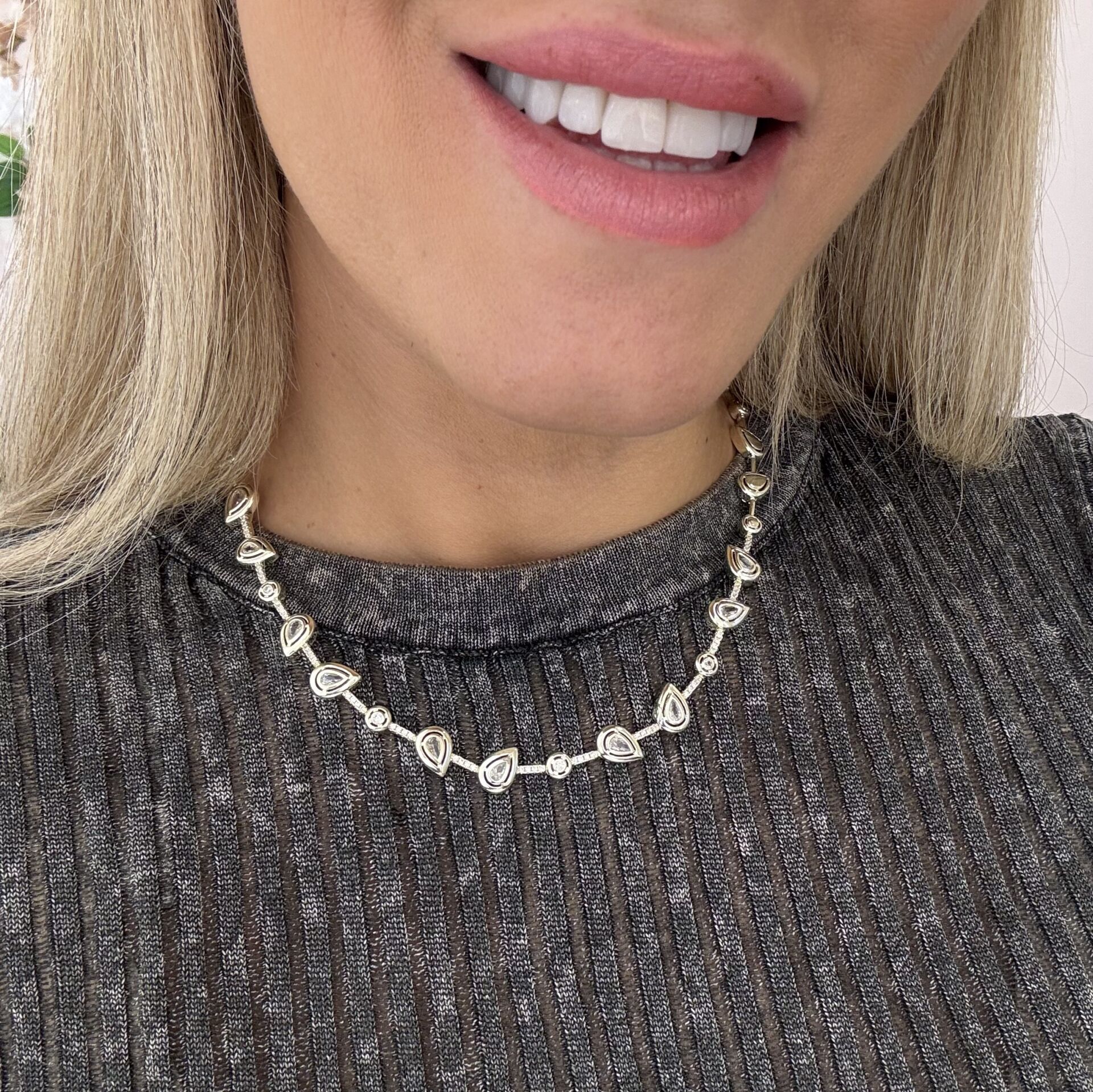 Rivella Damla Taşlı Kolye