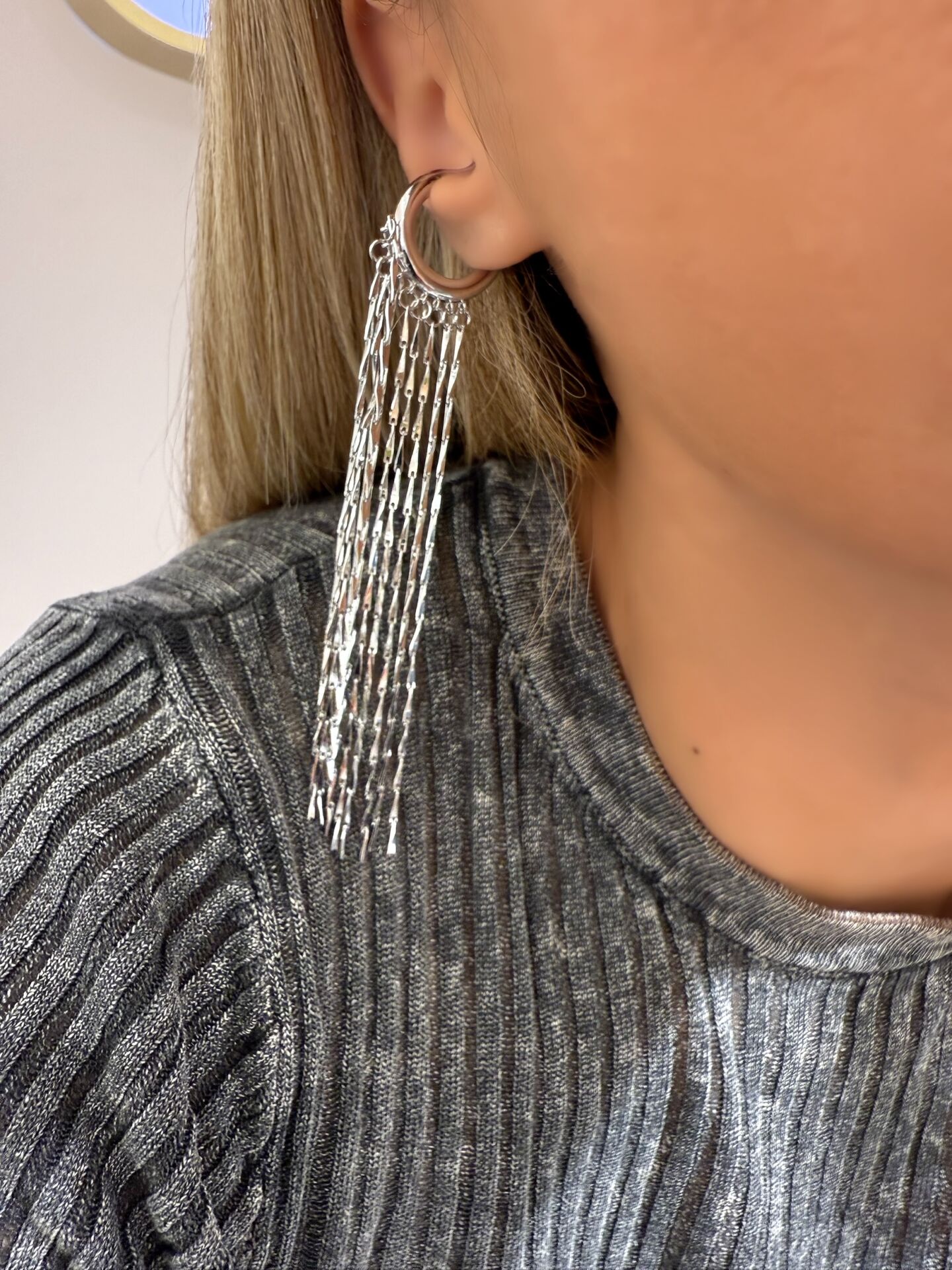 Sante Sallantılı Gümüş Kıkırdak Küpe