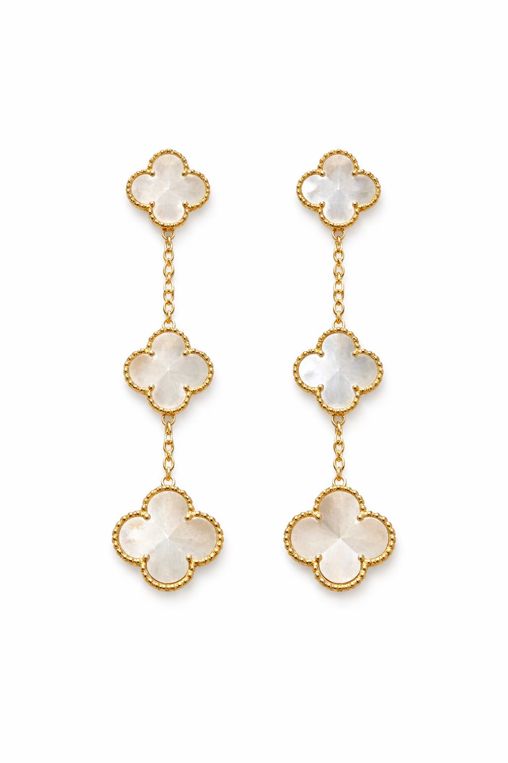 3 yoncalı golda beyaz sallantılı küpe