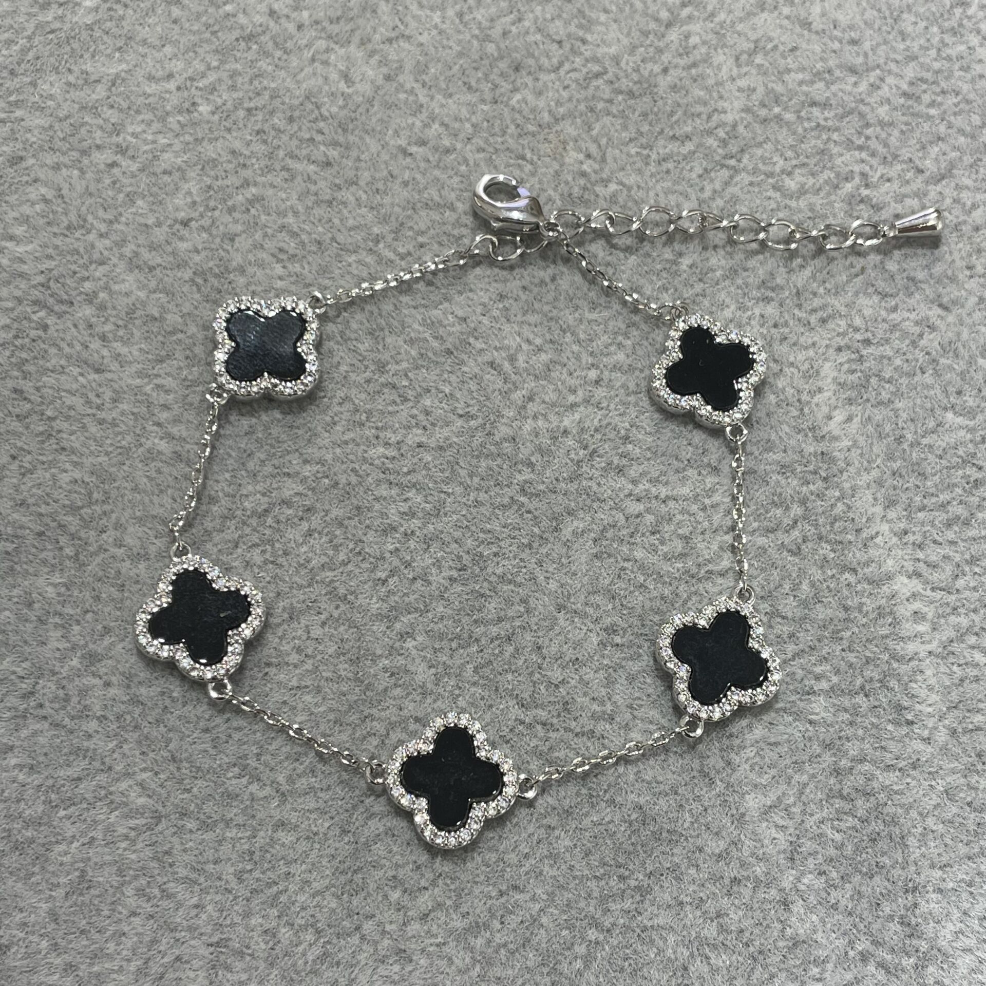 Ella taşlı bileklik