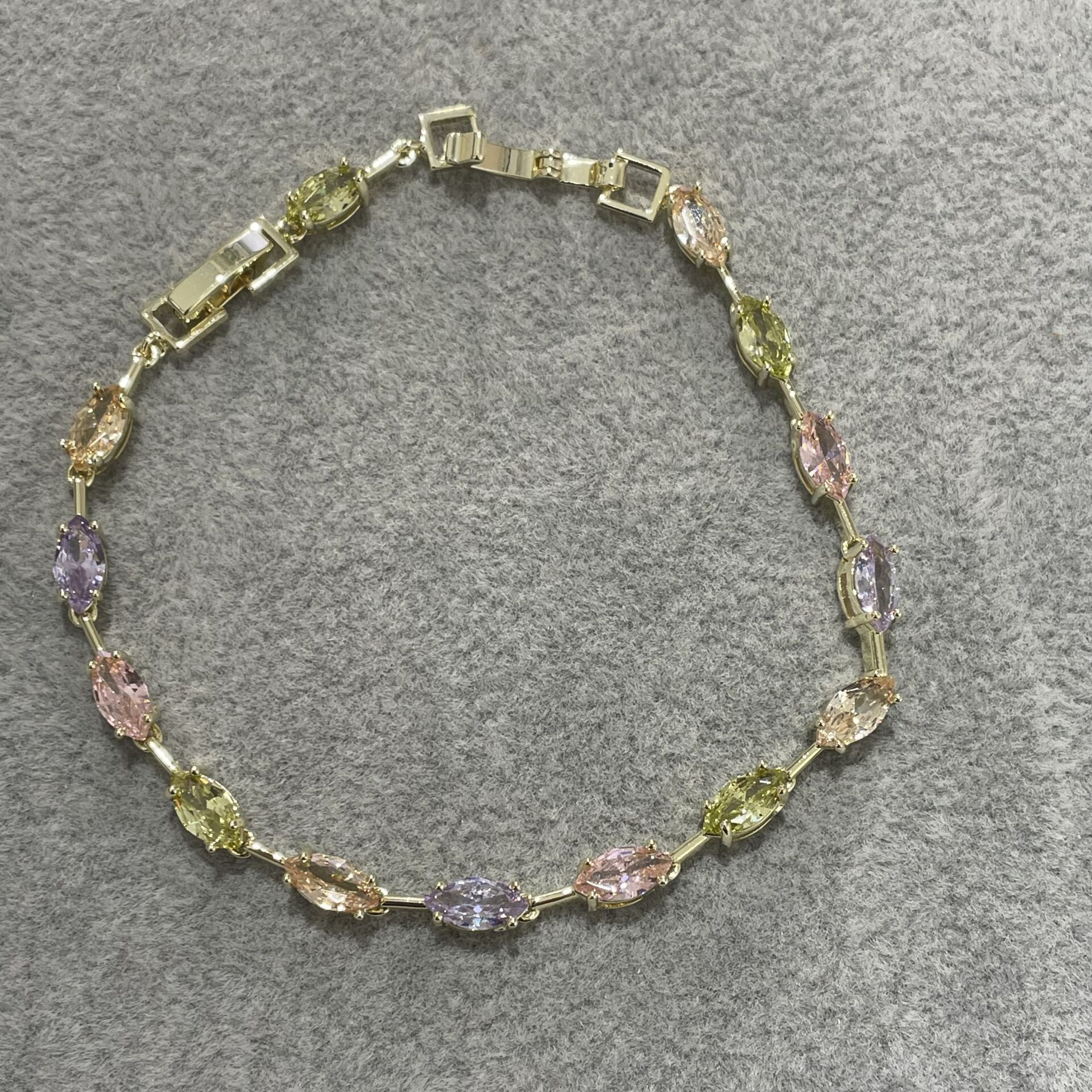 Megan taşlı bileklik