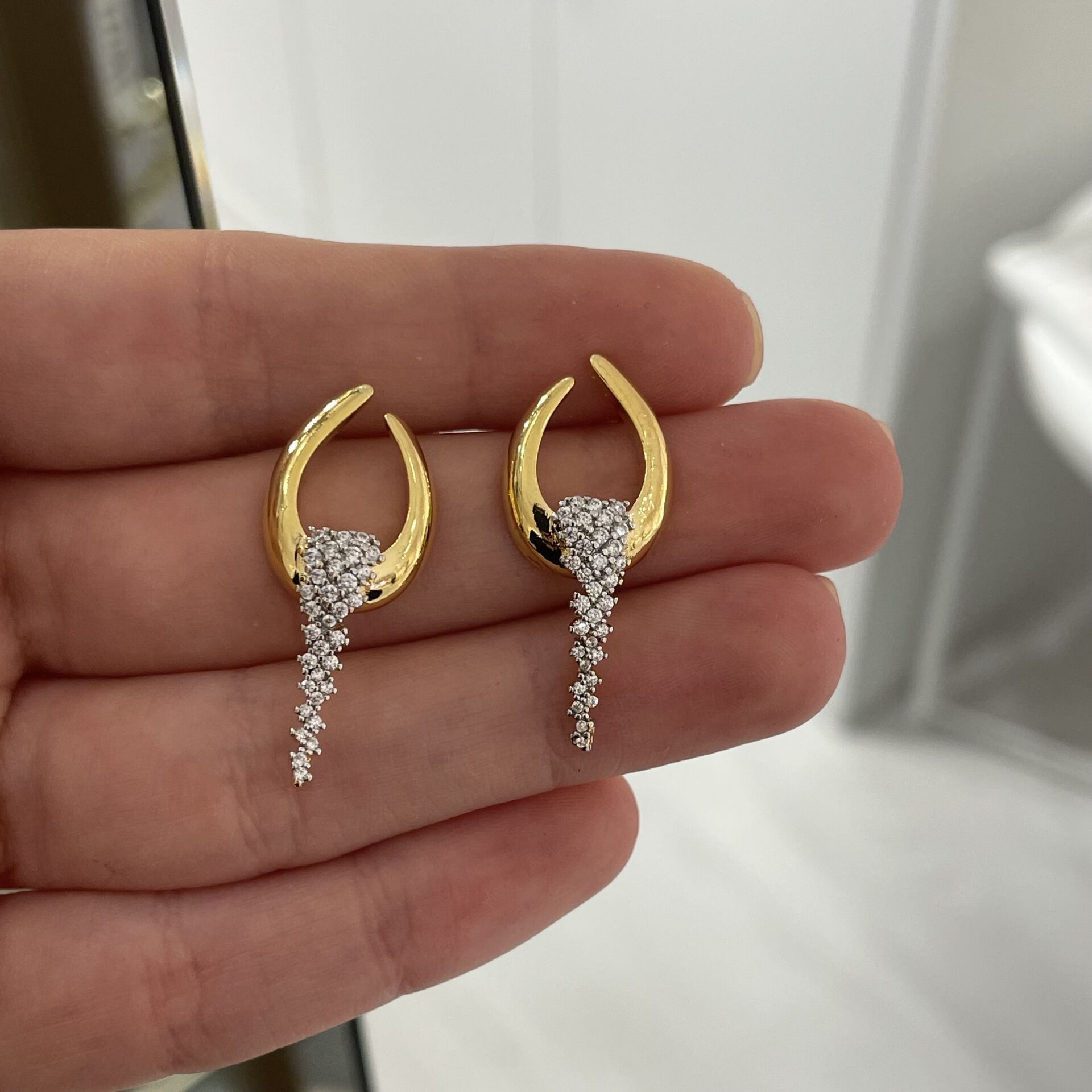 Elisa  taşlı küpe